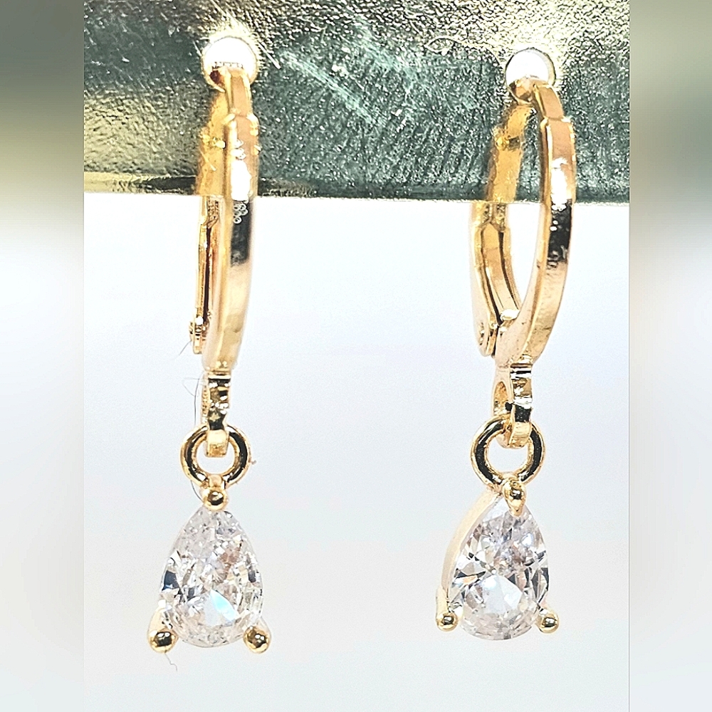 Brand New Minimalist Mini's Cubic Zirconia Teardrop Leverback Earrings